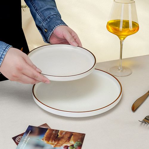 Minimalist Round Steak Plate with Brown Edge
